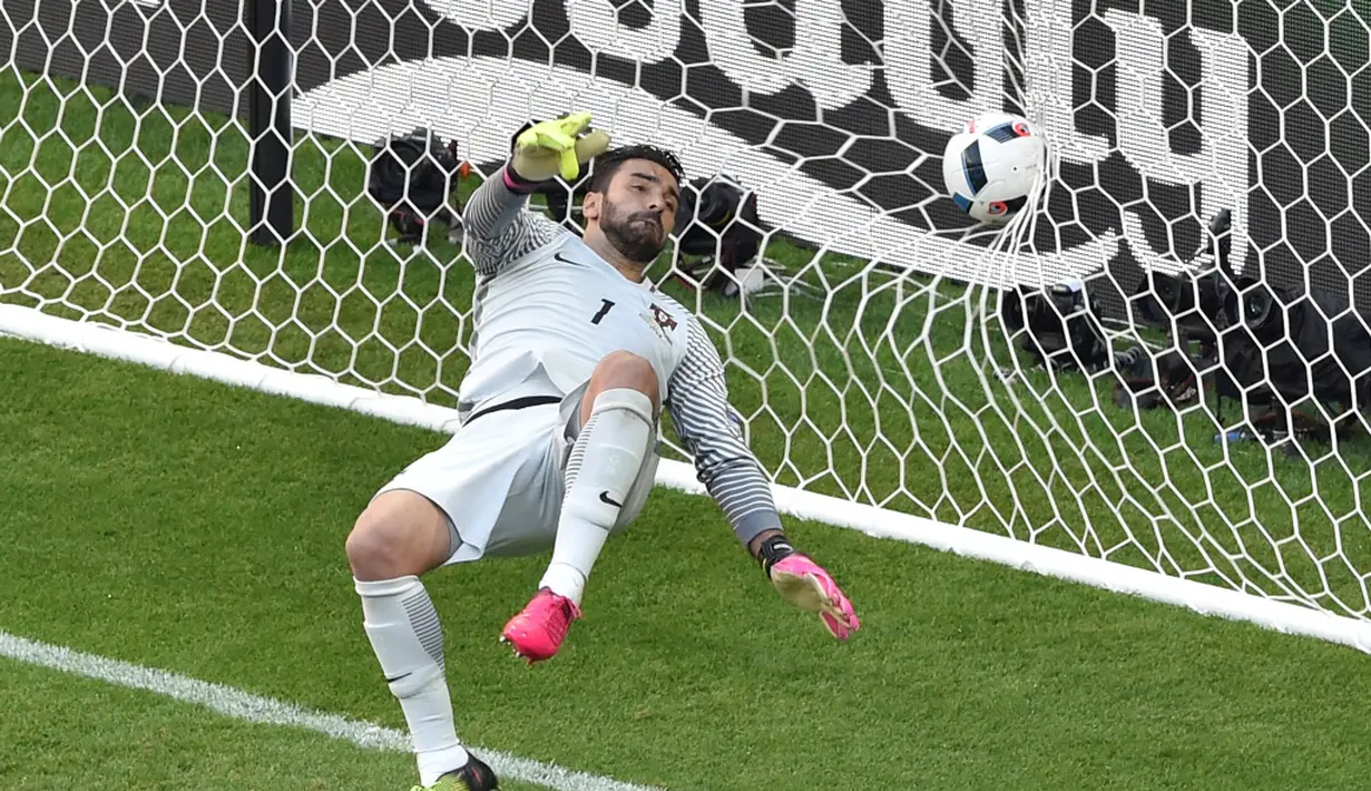 Kiper Portugal, Rui Patricio, gagal menahan bola tendangan pemain Hungaria, Balazs Dzsudzsak, pada laga Grup F Piala Eropa 2016 di Stade de Lyon, Lyon, Rabu (22/6/2016). (AFP/Jean-Philippe Ksiazek)