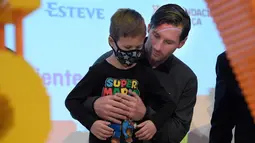 Bintang Barcelona, Lionel Messi, menghadiri acara peletakan batu pertama pembangunan Pusat Kanker di RS Sant Joan de Deu, Barcelona, Kamis (18/10/2018). Yayasan Messi menjadi penyumbang dana pembangunan pusat Kangker anak tersebut. (AFP/Lluis Gene)