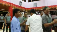 Legenda Sepak bola Indonesia dan Legenda pemain Semen Padang bersalaman saat berjumpa pada acara makan malam bersama dalam rangka ajang Irman Gusman Cup di Padang, Sabtu (12/3/2016). (Bola.com/Nicklas Hanoatubun)