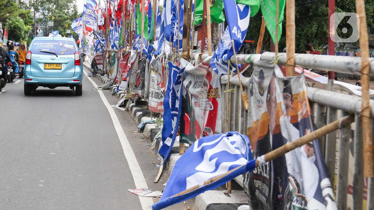 Pemasangan Alat Peraga Kampanye di Kawasan Jalan Dr Saharjo Jakarta