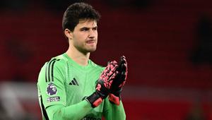 Kiper Manchester United asal Belgia bernomor punggung 31, Senne Lammens, memberikan tepuk tangan kepada penonton di akhir pertandingan Liga Inggris antara Manchester United dan Bournemouth di Old Trafford, Manchester, barat laut Inggris, pada 15 Desember 2025. (PETER POWELL/AFP)