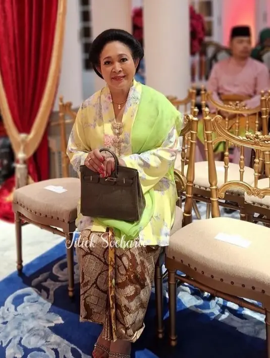 Gaya Titiek Soeharto Saat Hadir di Pernikahan Putri Kerajaan Pahang Malaysia. [@titieksoeharto]