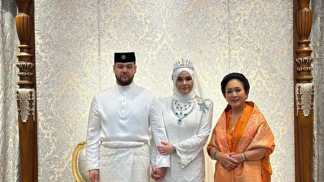 Gaya Titiek Soeharto Saat Hadir di Pernikahan Putri Kerajaan Pahang Malaysia. [@titieksoeharto]