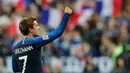 Penyerang Prancis, Antoine Griezmann berselebrasi usai mencetak gol ke gawang Jerman pada laga UEFA Nations League di Stadion Stade de France, Paris, Selasa (16/10). Dua gol Griezmann membawa Prancis menaklukkan Jerman 2-1. (AP Photo/Christophe Ena)