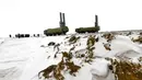 Jurnalis internasional dalam perjalanan langka yang diselenggarakan oleh Kementerian Pertahanan Rusia menyaksikan sistem rudal antikapal Bastion mengambil posisi di Pulau Alexandra Land dekat Nagurskoye, Rusia, Senin (17/5/2021). (AP Photo/Alexander Zemlianichenko)