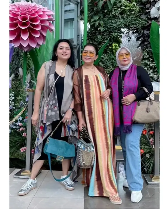 Tampil cantik awet muda di usia 54 tahun, begini 6 potret kompak Mayangsari dan saudara perempuannya