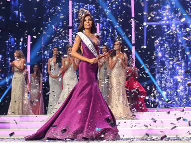Miss Cartagena, Laura Gonzalez berjalan di atas panggung setelah dinobatkan menjadi Miss Colombia 2017 di Cartagena, Kolombia (20/3). Gonzales dinobatkan sebagai Miss Colombia 2017 setelah mengalahkan 23 kandidat lainnya. (AFP/Joaquiin Sarmiento)
