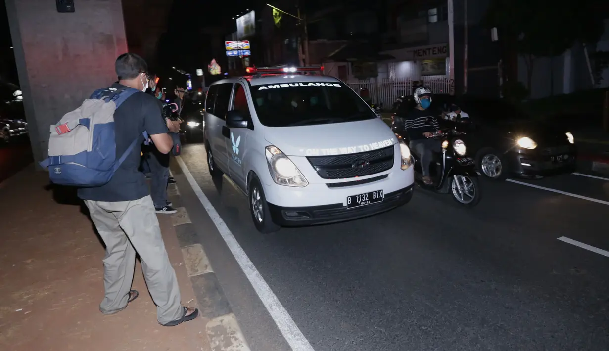Jenazah Glenn Fredly keluar RS (Deki Prayoga/Dream.co.id)