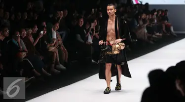 Aktor Samuel Rizal tampil mengenakan rancangan Oxcel yang bertemakan Muhammad Ali dalam Jakarta Fashion Week 2017 di Jakarta, Minggu (23/10). Oxcel menampilkan karyanya yang dominan berwarna hitam dengan elemen-elemen tinju. (Liputan6.com/Faizal Fanani)