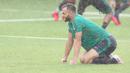 Ekspresi Ilija Spasojevic melakukan usai melakukan pemanasan pada sesi latihan Timnas Indonesia U-23 di Lapangan A,B,C, Senayan, Jakarta (18/2/2018). Latihan ini merupakan persiapan Asian Games 2018. (Bola.com/Nick Hanoatubun)