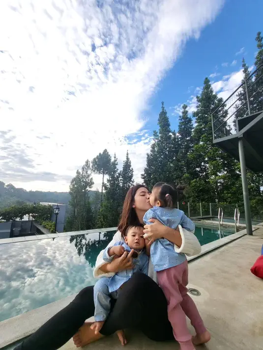 Dengan tingkah lucu dan menggemaskan, Baby Bible dan Zefanya juga telah memiliki banyak pengikut. Melihat di akun instagramnya, Baby Bible telah memiliki 327 ribu pengikut. Sedangkan adiknya, Zefanya yang belum setahun telah diikuti 57 ribu. [Instagram/felicyangelista_]