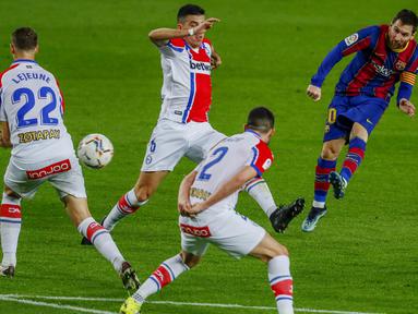 Striker Barcelona, Lionel Messi, melepaskan tendangan saat melawan Alaves pada laga Liga Spanyol di Stadion Camp Nou, Sabtu (14/2/2021). Barcelona menang dengan skor 5-1. (AP Photo/Joan Monfort)