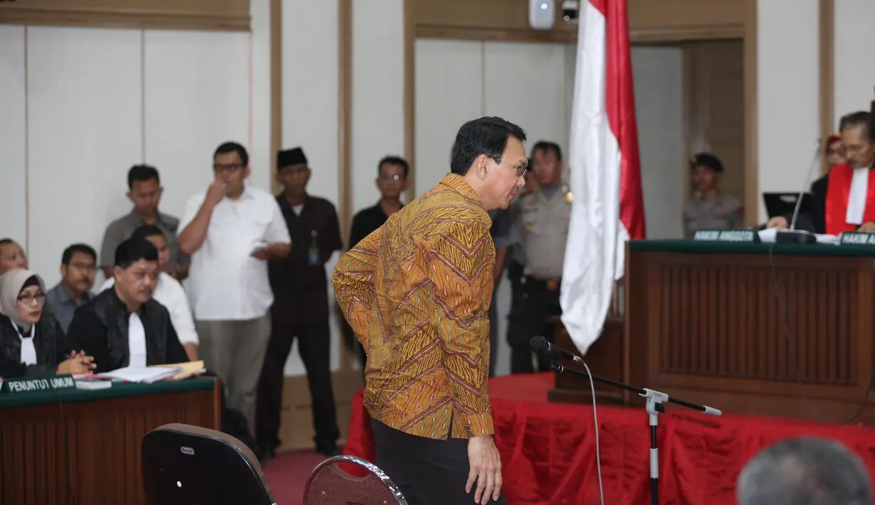 Gubernur Nonaktif DKI Jakarta, Basuki Tjahaja Purnama (Ahok) bersiap duduk di kursi terdakwa untuk menjalani sidang ketujuh perkara dugaan penistaan agama di Auditorium Kementerian Pertanian, Jakarta, Selasa (24/1). (Liputan6.com/Pool/Faizal Fanani)