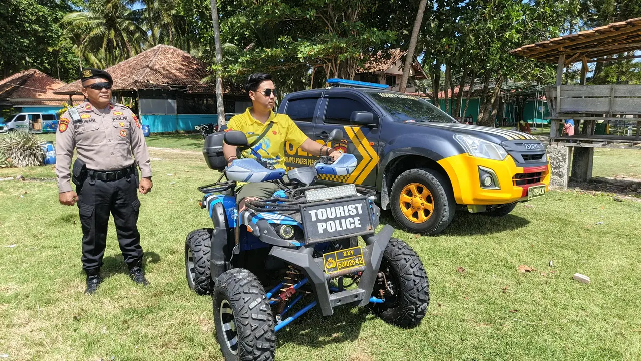 Polisi Turis Polres Pesisir Barat yang memberikan layanan pengamanan bagi turis mancanegara, termasuk para atlet selancar dunia di World Surfing League (WSL) Krui Pro 2025. Foto : (Istimewa).