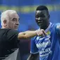 Pelatih Persib Bandung, Mario Gomez, memberi arahan keoada Ezechiel N'douassel saat melawan Persija Jakarta pada laga Liga 1 di Stadion GBLA, Jawa Barat, Minggu (23/9/2018). Persib menang 3-2 atas Persija. (Bola.com/M Iqbal Ichsan)