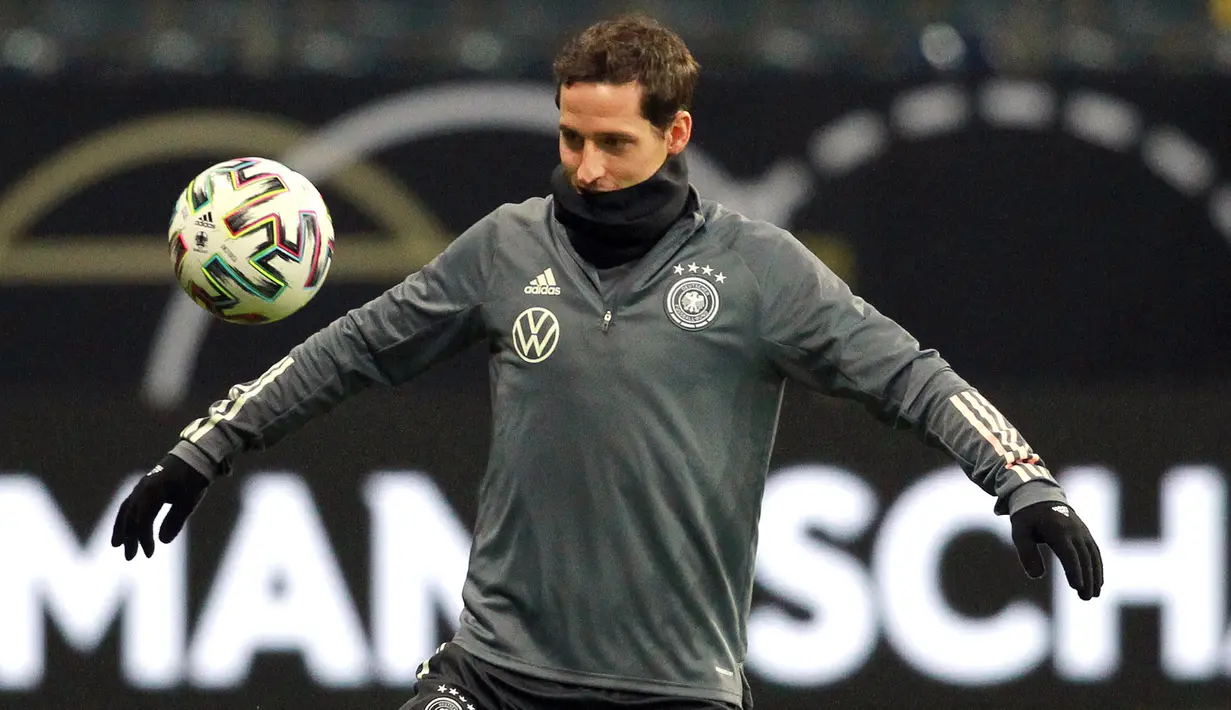 Gelandang Jerman Sebastian Rudy mengontrol bola saat mengikuti sesi latihan tim di Frankfurt am Main, Jerman barat (18/11/2019). Jerman akan bertanding melawan Irlandia Utara pada Grup C Kualifikasi Piala Eropa 2020 di Commerzbank-Arena. (AFP Photo/Daniel Roland)