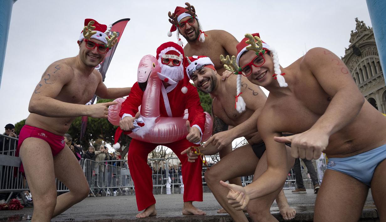 Sejumlah peserta berkostum Sinterklas berfoto bersama saat mengikuti ajang Copa Nadal yang berlangsung di Barcelona's Port Vell, Barcelona, Kamis (25/12/2025) waktu setempat. Acara tersebut diikuti lebih dari 450 peserta. (AFP/Josep Lago)