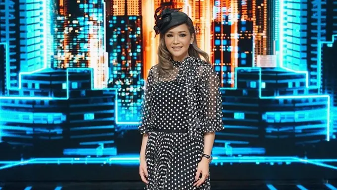 FOTO: Gaya Maia Estianty saat Pakai Baju Hitam, Tampil Elegan