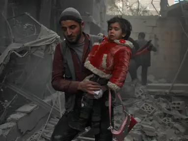 Seorang anak korban reruntuhan bangunan digendong pria untuk diselamatkan usai terjadi serangan udara dari pasukan Assad di wilayah Ghouta timur, Suriah (7/2). Dalam serangan ini dilaporkan sedikitnya, 47 warga sipil tewas. (AFP Photo/Hamza Al-Ajweh)