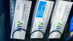 Alat tes HIV yang dijual bersamaan dengan makanan ringan di dalam mesin jual otomatis di sebuah universitas di Chengdu, China, 27 November 2016. Hal ini untuk menekan angka pemuda di China yang semakin meningkat terjangkit virus HIV. (REUTERS/Stringer)