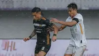 Striker Dewa United, OJ Porteria mencoba lepas dari pengawalan bek Madura United, Fachrruddin Aryanto dalam laga lanjutan BRI Liga 1 2023/2024 di Indomilk Arena, Tangerang, Banten, Kamis (25/4/2024) petang WIB. (Dok. Dewa United)