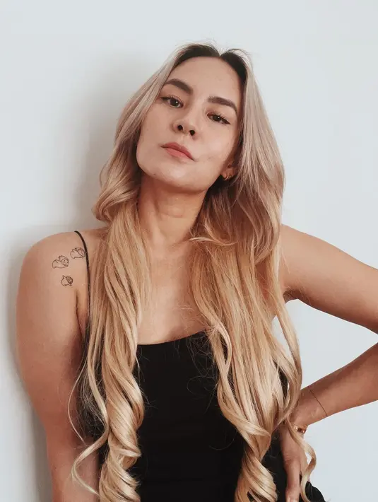 <p>Mantan news anchor ini mengubah penampilannya jadi lebih bold dengan warna rambut dan tatto di tubuhnya. (Instagram @chantaldellaconcetta_)</p>