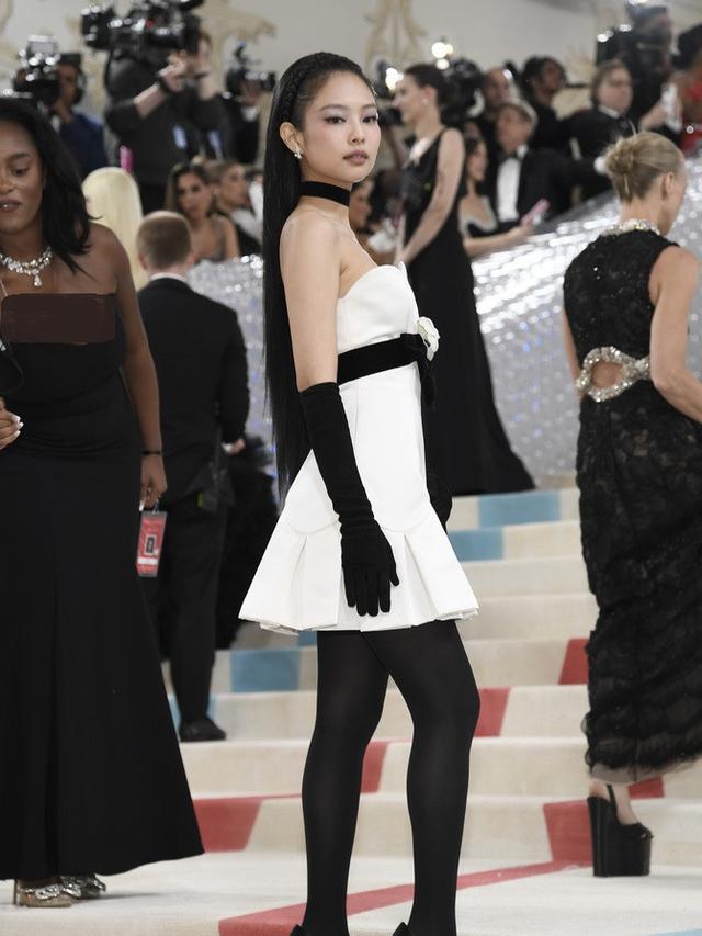 Jennie Blackpink di Met Gala 2023. (Evan Agostini/Invision/AP)