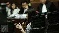 Hanie Juwita Boon memberikan kesaksian dalam sidang lanjutan kasus pembunuhan Wayan Mirna Salihin di Pengadilan Negeri Jakarta Pusat, Rabu (13/7). Hanie merupakan teman minum kopi korban dan tersangka, Jessica Kumala Wongso. (Liputan6.com/Faizal Fanani) 