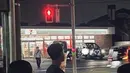 Momen di trotoar Jepang pun juga menarik untuk disaksikan. Arhan tampak dengan santai menemani rekannya untuk makan malam. Momen double date ini berhasil bikin warganet kian gemas dengan Arhan dan Azizah. (Liputan6.com/TikTok/mleuraas)