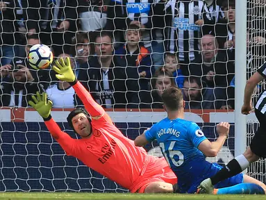 Pemain Newcastle United, Matt Ritchie (kanan) mencetak gol kedua untuk kemenangan timnya atas Arsenal pada lanjutan Premier League di St James' Park, Newcastle, (15/4/2018). Newcastle menang 2-1. (AFP/ Lindsey Parnaby)