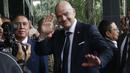 Gianni Infantino tidak mengucapkan sepatah dua patah kata ketika sampai di Kantor PSSI. Presiden FIFA kelahiran 23 Maret 1970 itu hanya melambaikan tangan dan menempelkan kedua telapak tangan. (Bola.com/M Iqbal Ichsan)