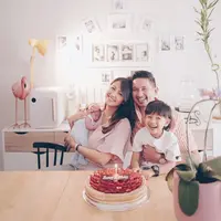 Keluarga Ryan Delon dan Sharena. (Foto: instagram.com/mrssharena)