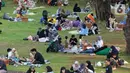 Sementara, anak-anak berlarian dan bermain, pengunjung lainnya menikmati jajanan yang tersedia di sekitar taman ini. (Liputan6.com/Angga Yuniar)