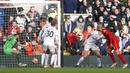Pemain Liverpool Fabinho (kanan) mencetak gol ke gawang Brentford pada pertandingan sepak bola Liga Inggris di Anfield, Liverpool, Inggris, 16 Januari 2022. Liverpool menang 3-0. (AP Photo/Jon Super)