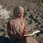 Ilustrasi Islami, muslimah, belajar, hadis. (Foto oleh PNW Production: https://www.pexels.com/id-id/foto/pantai-pasir-wanita-piknik-8995810/)