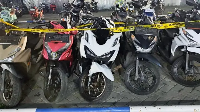Barang bukti hasil penggerebekan komplotan pencurian sepeda motor di Tangerang. (Liputan6.com/Pramita)