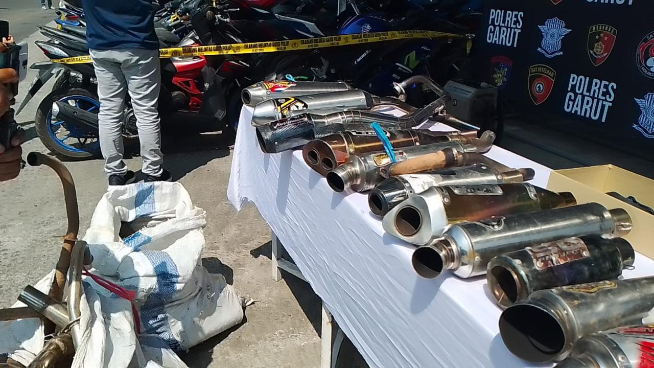 Beragam knalpot brong berbagai ukuran dan berbagai pabrikan yang berhasil disita Satlantas Polres Garut dalam rilis kasus di Mapolres Garut, Selasa (31/10/2023). (Liputan6.com/Jayadi Supriyadin)