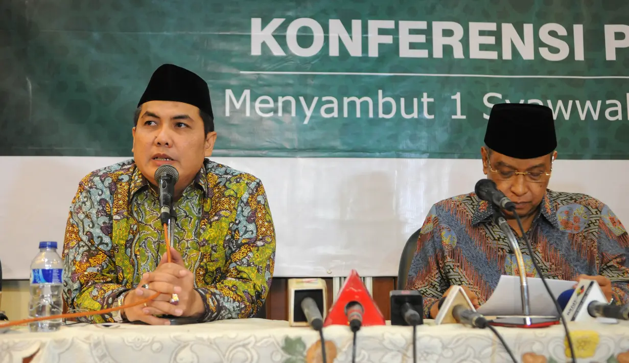 Sekjen PBNU, Helmy Faishal Zaini saat menggelar konferensi pers penetapan 1 Syawal 1437 H, Jakarta, Senin (5/7). Keputusan PBNU selaras dengan pemerintah yang menetapkan 1 Syawal 1437 H jatuh pada Rabu 6 Juli 2016. (Liputan6.com/Helmi Afandi)