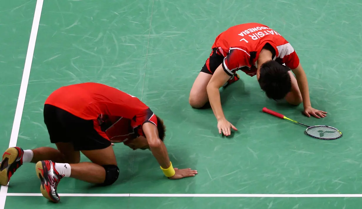 Pasangan ganda campuran Indonesia Tontowi Ahmad/Liliyana Natsir melakukan sujud usai memastikan tiket ke final bulu tangkis Olimpiade Rio 2016, Brasil, Senin (15/8). Tontowi/Liliyana menang dengan 21-16, 21-15. (REUTERS)