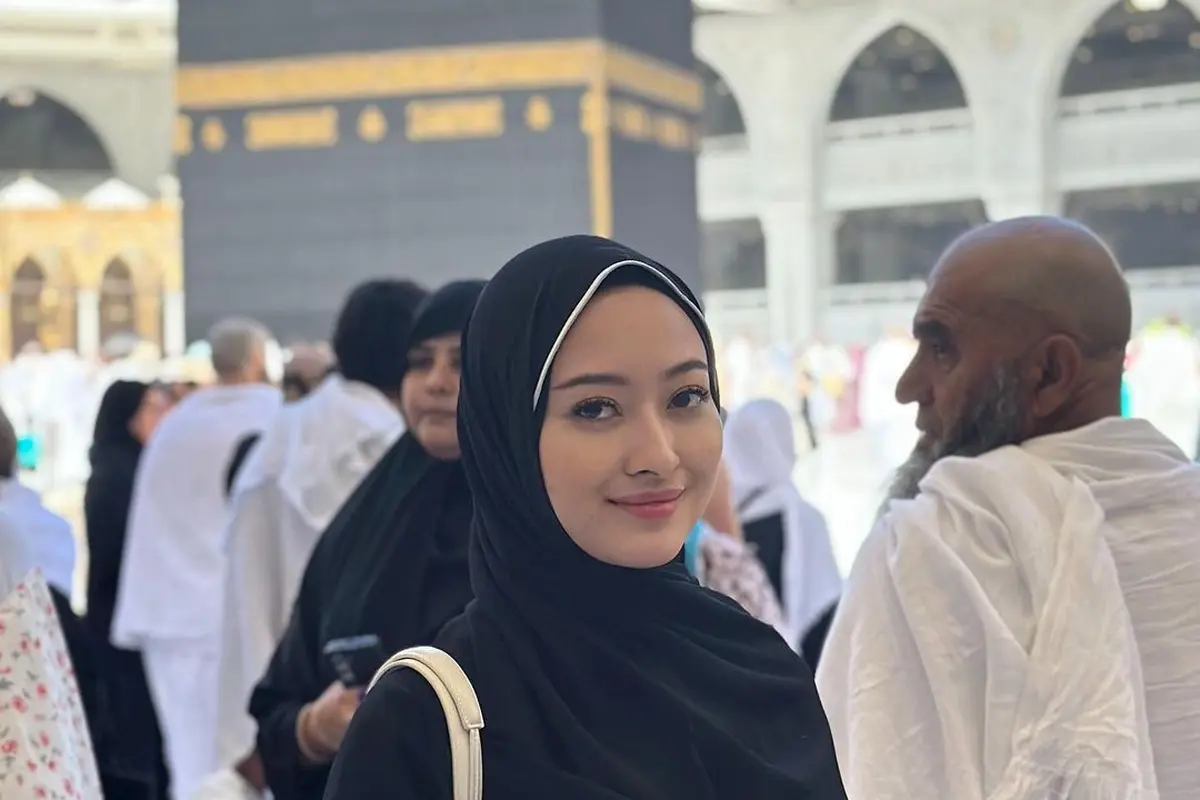 Potret Hijab Hitam Puteri Modiyanti di Tanah Suci saat Lakukan Umrah, Ramai Pujian Warganet