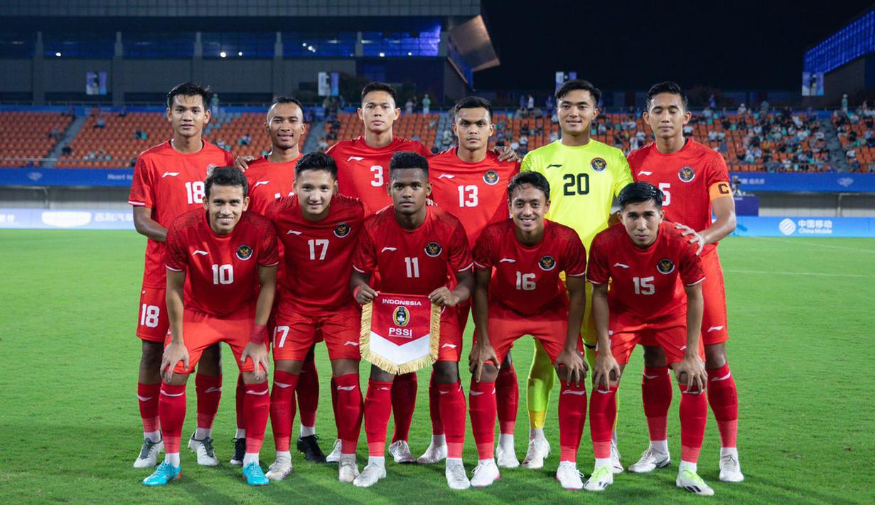 <p>Pemain Timnas Indonesia U-24 berpose sebelum bertanding melawan Kirgistan dalam laga Grup F Asian Games 2022 yang digelar di Zhejiang Normal University East Stadium, Jinhua, Selasa (19/9/2023) malam WIB. (Dok. NOC Indonesia)</p>