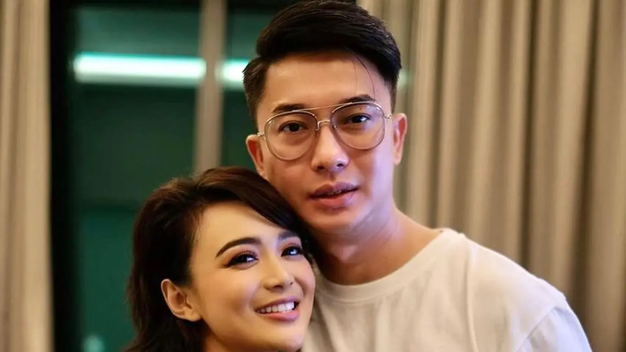 [Fimela] Wika Salim dan Max Adam