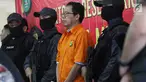 Mantan Plt Ketua PSSI Joko Driyono (tengah) saat diserahkan kepada Kejaksaan Agung di Polda  Metro Jaya, Jakarta, Jumat (12/4). Satgas Antimafia Bola menyerahkan tersangka kasus dugaan perusakan barang bukti pengaturan skor tersebut ke Kejaksaan Agung. (merdeka.com/Imam Buhori)