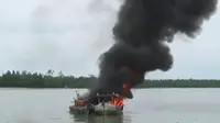Usai diledakkan, kedua kapal milik Malaysia dibiarkan tenggelam dengan kondisi terbakar di perairan Tarakan.