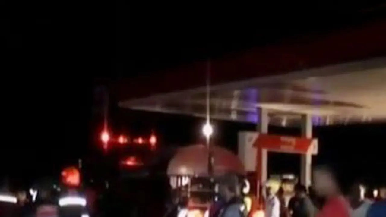 Mobil Terbakar di SPBU hingga Gempa Afghanistan Rusak Bangunan