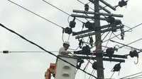 Petugas perbaiki tiang listrik di Bundaran Apolo, Pasuruan, Jawa Timur (Foto: PLN UP 3 Pasuruan)