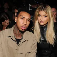 Moment bahagia tengah dirasakan Kylie Jenner. Dalam unggahan di akun snapchatnya, Kylie terlihat sedang berfoto mesra bersama anak laki-laki Tyga, King Kairo. (AFP/Bintang.com)