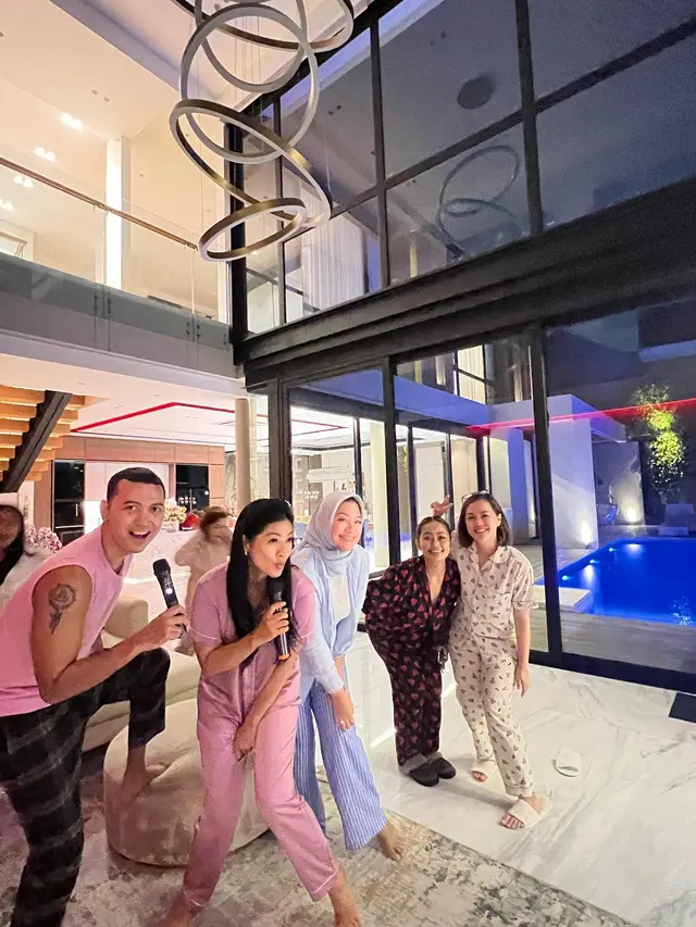 7 Momen Titi Kamal Rayakan Ulang Tahun dengan Tema Pajamas Party Bareng Sahabat