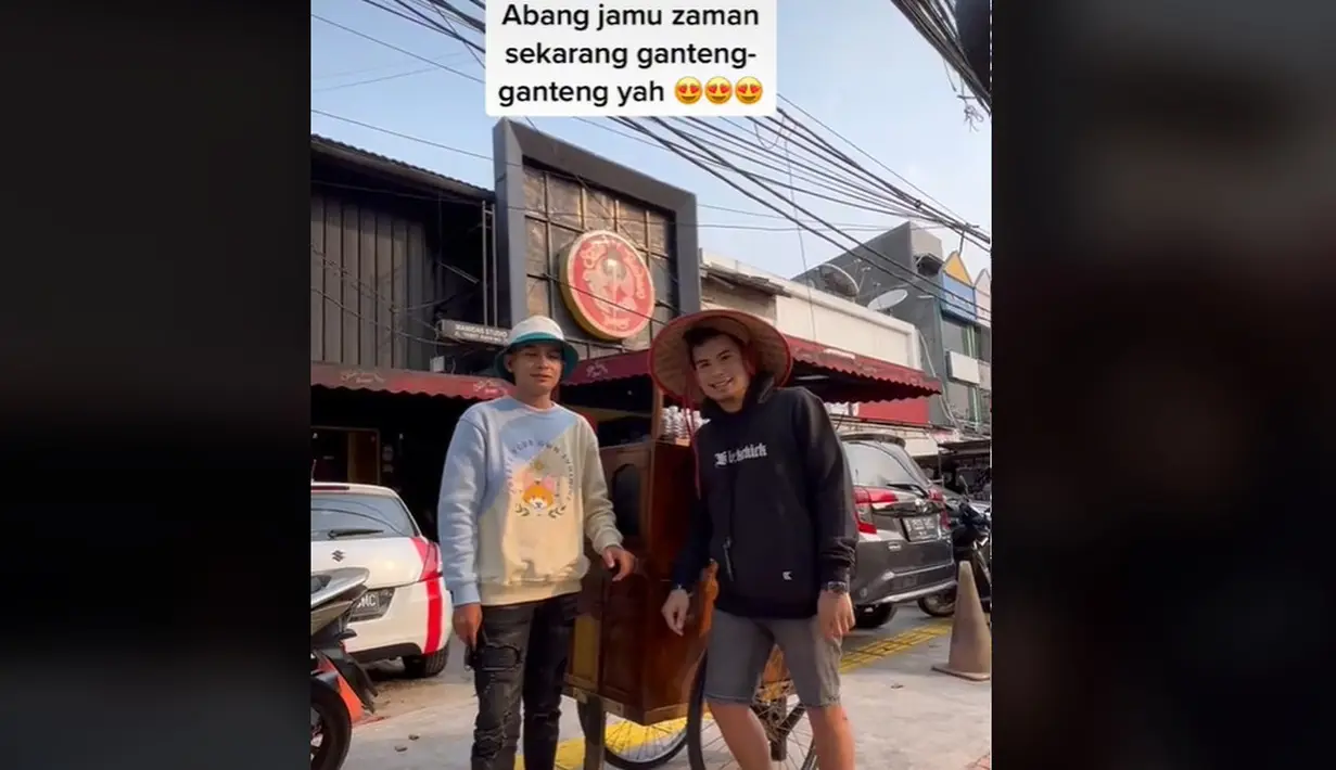 Niko Al Hakim berpose dengan gerobak tukang jamu kembarannya. (Foto: TikTok/ taichangorengofficial)