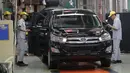 Foto yang diambil pada 16 November 2015 menunjukan pekerja tengah melakukan pengecekan pada mobil All News Kijang Innova yang selesai dirakit di Pabrik TMMIN Karawang. (Liputan6.com/Angga Yuniar)